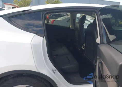 2022 Tesla Model Y Long Range Dual Motor All-Wheel Drive z USA, uszkodzony, nr VIN 7SAYGDEE0NF544844